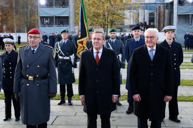 12 November 2025, Berlin: (L-R) Carsten Breuer, Inspector General of the Bundeswehr, Boris Pistorius, German Minister of Defense, Federal President Frank-Walter Steinmeier stand together with young soldiers for a group photo at the ceremonial pledge ceremony to mark the 70th anniversary of the German Armed Forces (Bundeswehr) at the Bundesforum. On 12 November 1955, the then Minister of Defense, Blank, presented the first 101 volunteers with their certificates of appointment to mark the founding of the Bundeswehr. Photo: Bernd von Jutrczenka/dpa