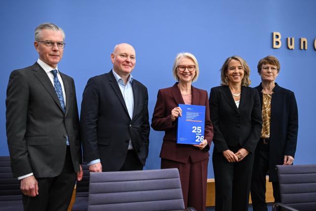 12 November 2025, Berlin: (L-R) Martin Werding, Achim Truger, Ulrike Malmendier, Veronika Grimm and Monika Schnitzer, Chairwoman of the German Council of Economic Experts, stand at the presentation of the 2025/26 annual report of the German Council of Economic Experts. Photo: Britta Pedersen/dpa