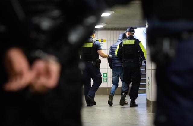 FILED - 10 October 2025, Berlin: Police officers arrest a suspect in Kreuzberg. Photo: Bernd von Jutrczenka/dpa