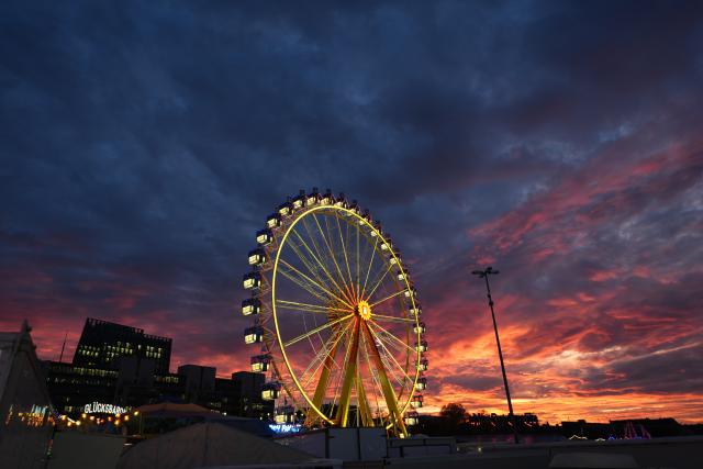 12 November 2025, Hamburg: The Ferris wheel at the Hamburg Winter Dome on Heiligengeistfeld can be seen against the evening sky. The Winter Dome takes place from November 7 to December 7. Photo: Marcus Brandt/dpa