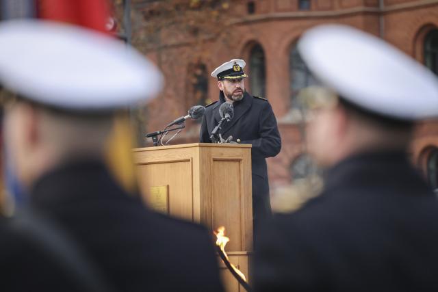 12 November 2025, Schleswig-Holstein, Kiel: Commander of the Ploen Naval NCO School Edgar Behrends speaks at the swearing-in ceremony and ceremonial pledge of around 200 servicemen and women from the Ploen Naval NCO School in front of the Schleswig-Holstein state parliament. Photo: Christian Charisius/dpa