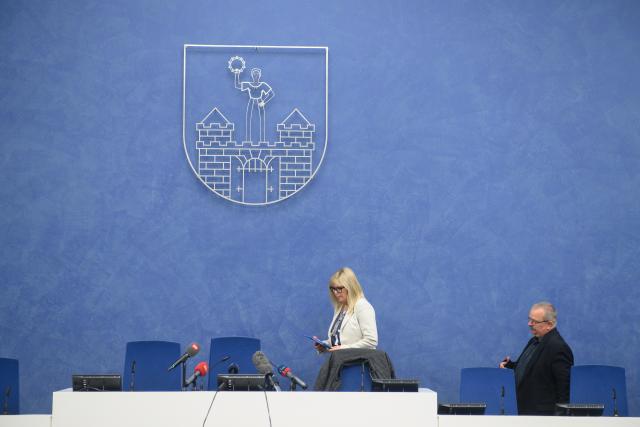12 November 2025, Saxony-Anhalt, Magdeburg: Mayor of the City of Magdeburg Simone Borris (L) and Chairman of Magdeburg City Council Wigbert Schwenke arrive for a press statement on the approval of the Magdeburg Christmas market. Due to discussions about the security concept, Magdeburg's Christmas market has not been approved for the time being. Photo: Klaus-Dietmar Gabbert/dpa