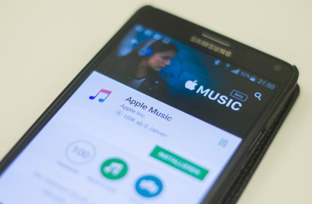 FILED - 10 November 2015, Berlin: The "Apple Music" app can be seen on a Samsung Note 4 smartphone in the Google Play Store. It's really difficult to tell the difference between music created by humans and by artificial intelligence (AI), a study published on Wednesday has found. Photo: picture alliance / dpa