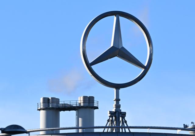 FILED - 29 October 2025, Baden-Württemberg, Stuttgart: The Mercedes star, the brand logo of the vehicle manufacturer Mercedes-Benz, rotates on a building at the main plant. Photo: Bernd Weißbrod/dpa