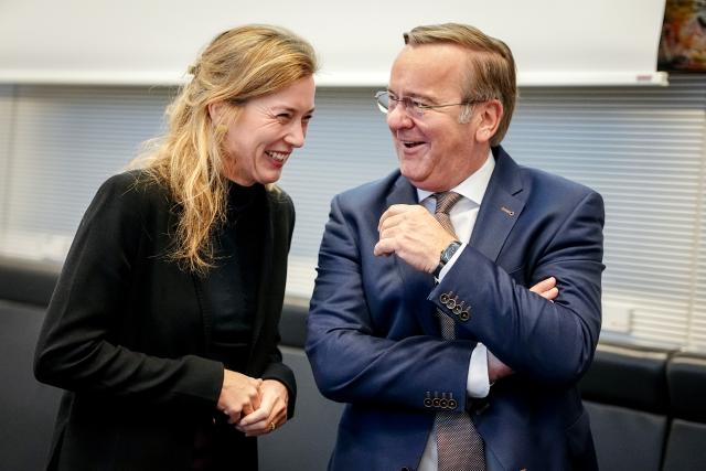 13 November 2025, Berlin: Siemtje Moeller, Deputy Chairwoman of the SPS parliamentary group, and Boris Pistorius, German Minister of Defense, take part in the meeting of the SPD parliamentary group in the Bundestag on the agreement in principle in the dispute over the military service reform. Photo: Kay Nietfeld/dpa