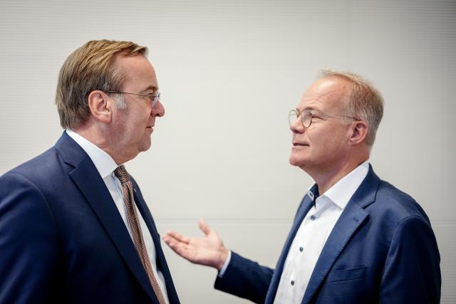 13 November 2025, Berlin: Matthias Miersch (R), SPD parliamentary group leader, and Boris Pistorius, German Minister of Defense, take part in the meeting of the SPD parliamentary group in the Bundestag to reach an agreement in principle in the dispute over the military service reform. Photo: Kay Nietfeld/dpa