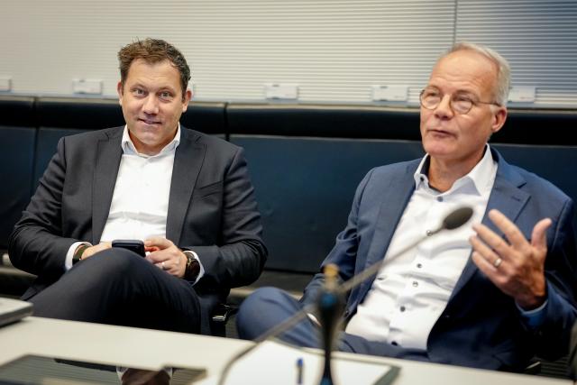 13 November 2025, Berlin: Matthias Miersch, SPD parliamentary group leader, and Lars Klingbeil (L), German Minister of Finance, Vice-Chancellor and SPD Federal Chairman, take part in the meeting of the SPD parliamentary group in the Bundestag on the agreement in principle in the dispute over the military service reform. Photo: Kay Nietfeld/dpa