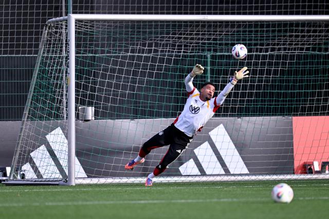 13 November 2025, Lower Saxony, Wolfsburg: Germany's Goalkeeper Noah Atubolu stretches to catch the ball during a training session ahead of Friday's FIFA World Cup qualifier soccer match against Luxembourg. Photo: David Inderlied/dpa
