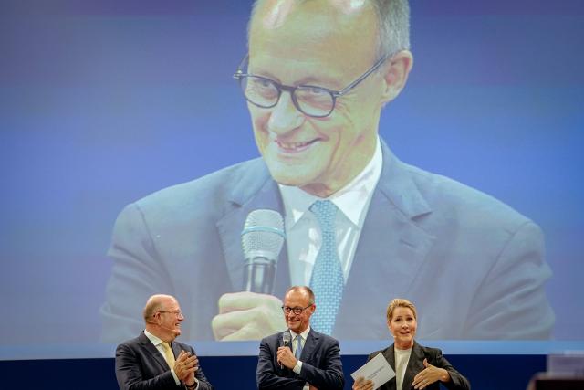 13 November 2025, Berlin: German Chancellor Friedrich Merz takes part in the German Retail Congress alongside the President of the German Retail Association (HDE), Alexander von Preen, and presenter Judith Rakers. Photo: Kay Nietfeld/dpa