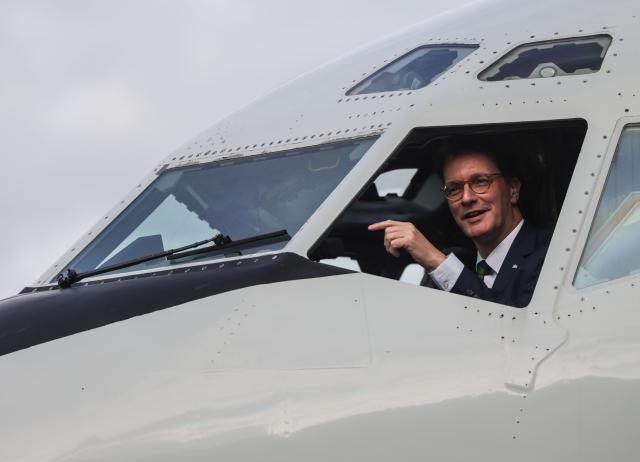 13 November 2025, North Rhine-Westphalia, Geilenkirchen: Hendrik Wuest (L), Minister President of North Rhine-Westphalia, looks out of the window of an AWACS aircraft during a visit to the NATO Airborne Early Warning and Control Force in Geilenkirchen. Photo: Oliver Berg/dpa