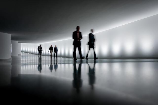 13 November 2025, Berlin: Members of German Bundestag walk through the connecting tunnel between the Reichstag building and Paul Loebe House. The main topics of today's session include the vote on two Bundeswehr deployments in the Mediterranean, the debate on the "High-Tech Agenda Germany", the vote on a law to combat illegal employment and the debate and vote on reducing electricity tax for companies. Photo: Kay Nietfeld/dpa