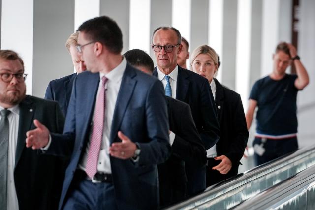 13 November 2025, Berlin: German Chancellor Friedrich Merz (C) walks through the connecting tunnel from the Reichstag building to the Jakob-Kaiser-Haus, as the governing parties meet in the Jakob-Kaiser-Haus for the coalition committee. Photo: Kay Nietfeld/dpa