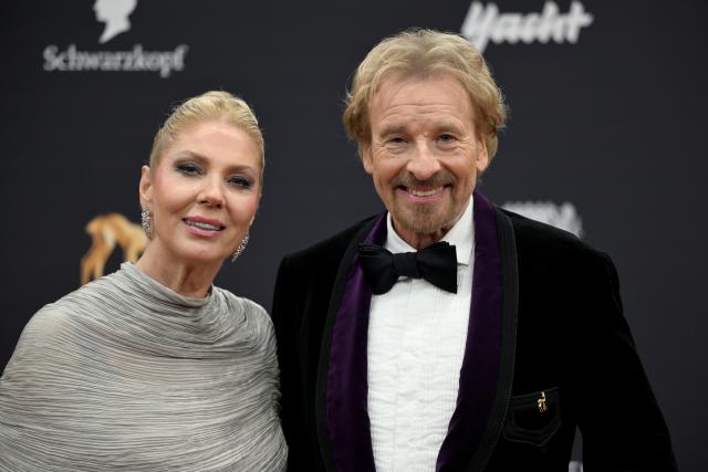 13 November 2025, Bavaria, Gruenwald: German entertainer Thomas Gottschalk (R) and his wife Karina arrive to attend  the 77th Bambi Awards in the Bavaria Film Studios. Photo: Felix Hörhager/dpa