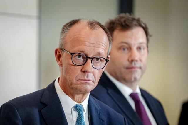 13 November 2025, Berlin: German Chancellor Friedrich Merz (L) of Christian Democratic Union of Germany (CDU) and Minister of Finance, Vice Chancellor and Social Democratic Party of Germany (SPD) Federal Chairman Lars Klingbeil give a press conference after the Coalition Committee meeting. Photo: Kay Nietfeld/dpa