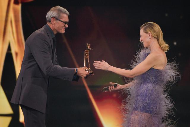 13 November 2025, Bavaria, Gruenwald: German Laudator Goetz Otto presents Australian actress Cate Blanchett with a BAMBI in the category "Actress International" during the 77th Bambi Award Ceremony at the Bavaria Film Studios. Photo: Peter Kneffel/dpa