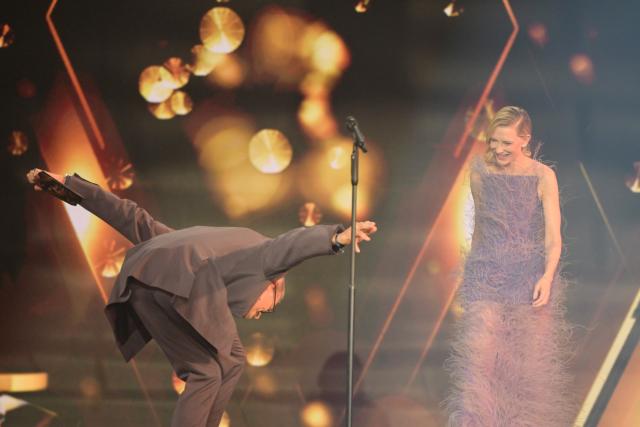 13 November 2025, Bavaria, Gruenwald: German laudator Goetz Otto bows to Australian actress Cate Blanchett as she receives a BAMBI in the category "Actress International" during the 77th Bambi award ceremony at the Bavaria Filmstudios. Photo: Peter Kneffel/dpa