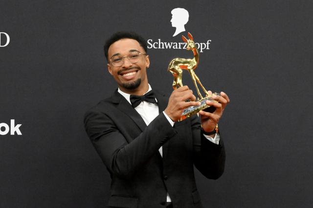 13 November 2025, Bavaria, Gruenwald: German athlete Leo Neugebauer shows his BAMBI in the Sports category at the 77th Bambi Awards in the Bavaria Film Studios. Photo: Felix Hörhager/dpa