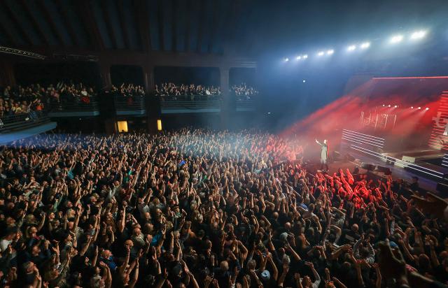 13 November 2025, Saxony, Leipzig: The frontman known only as "der Graf" sings at the start of the Unheilig tour at Haus Auensee Leipzig. After the band played their supposed farewell concert in 2016, there is now a new album and a tour with several dozen "comeback" concerts. Photo: Jan Woitas/dpa