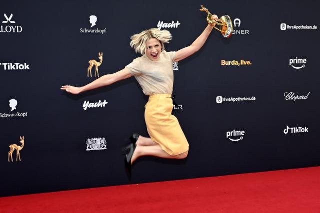 13 November 2025, Bavaria, Gruenwald: German actress Mala Emde celebrates her BAMBI, category Actress National, during the 77th Bambi Award Ceremony at the Bavaria Film Studios. Photo: Felix Hörhager/dpa