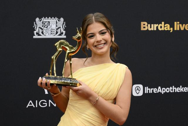 13 November 2025, Bavaria, Gruenwald: German rapper Zah1de shows her BAMBI, in the "Shooting Star" category, during the 77th Bambi Award Ceremony at the Bavaria Film Studios. Photo: Felix Hörhager/dpa