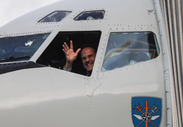 FILED - 13 November 2025, North Rhine-Westphalia, Geilenkirchen: Mark Rutte, NATO Secretary General, looks out of the window of an AWACS aircraft during a visit to the NATO Airborne Early Warning and Control Force in Geilenkirchen. Photo: Oliver Berg/dpa