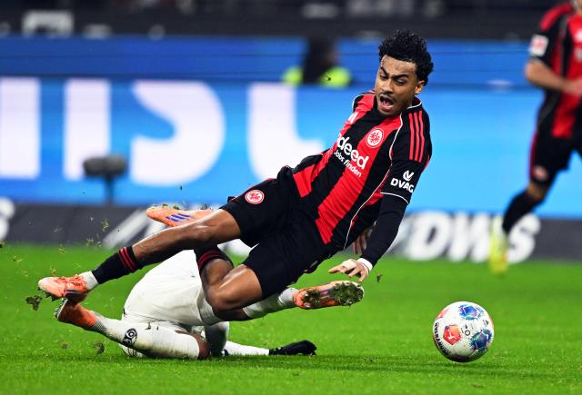 FILED - 09 November 2025, Hesse, Frankfurt/Main: Eintracht Frankfurt's Nathaniel Brown (R) and Mainz's Phillipp Mwene battle for the ball during the German Bundesliga soccer match between Eintracht Frankfurt and 1. FSV Mainz 05 at Deutsche Bank Park. Photo: Arne Dedert/dpa - WICHTIGER HINWEIS: Gemäß den Vorgaben der DFL Deutsche Fußball Liga bzw. des DFB Deutscher Fußball-Bund ist es untersagt, in dem Stadion und/oder vom Spiel angefertigte Fotoaufnahmen in Form von Sequenzbildern und/oder videoähnlichen Fotostrecken zu verwerten bzw. verwerten zu lassen.