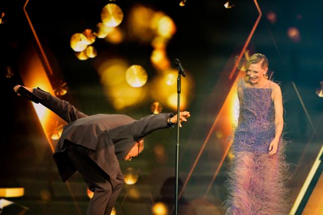 FILED - 13 November 2025, Bavaria, Gruenwald: German laudator Goetz Otto bows to Australian actress Cate Blanchett as she receives a BAMBI in the category "Actress International" during the 77th Bambi award ceremony at the Bavaria Filmstudios. Photo: Peter Kneffel/dpa