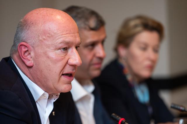14 November 2025, Berlin: Kai Wegner (L-R), Governing Mayor of Berlin, Raed Saleh, parliamentary group leader of the SPD Berlin, and Franziska Giffey, Berlin Senator for Economics, Energy and Public Enterprises, speak at a press conference of the coalition leaders on the use of the funds from the special fund and refugee policy in Berlin. Photo: Christophe Gateau/dpa