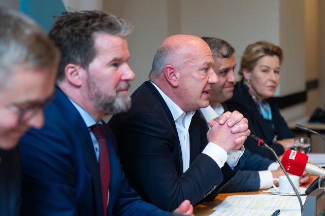 14 November 2025, Berlin: Stefan Evers (L-R), Senator for Finance in Berlin, Dirk Stettner, parliamentary group leader of the CDU Berlin, Kai Wegner, Governing Mayor of Berlin, Raed Saleh, parliamentary group leader of the SPD Berlin, and Franziska Giffey (SPD), Berlin Senator for Economics, Energy and Public Enterprises, speak at a press conference of the coalition leaders on the use of funds from the special fund and refugee policy in Berlin. Photo: Christophe Gateau/dpa