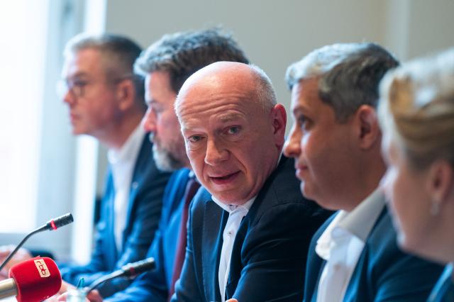 14 November 2025, Berlin: Stefan Evers (L-R), Senator for Finance in Berlin, Dirk Stettner, parliamentary group leader of the CDU Berlin, Kai Wegner, Governing Mayor of Berlin, Raed Saleh, parliamentary group leader of the SPD Berlin, and Franziska Giffey (SPD), Berlin Senator for Economics, Energy and Public Enterprises, speak at a press conference of the coalition leaders on the use of funds from the special fund and refugee policy in Berlin. Photo: Christophe Gateau/dpa