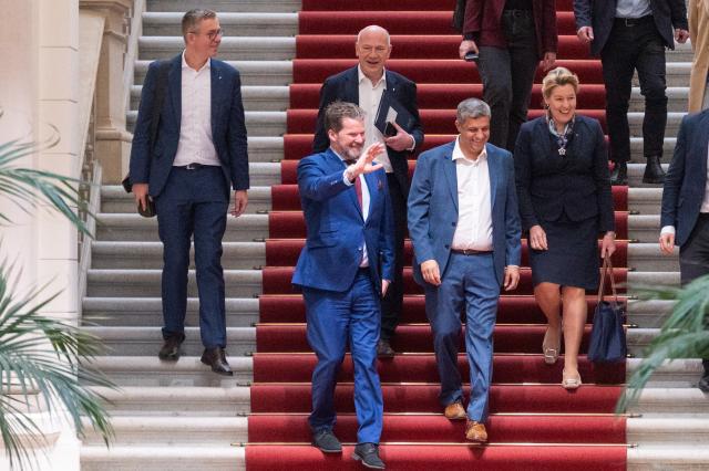 14 November 2025, Berlin: Stefan Evers (L-R), Senator for Finance in Berlin, Dirk Stettner, parliamentary group leader of the CDU Berlin, Kai Wegner, Governing Mayor of Berlin, Raed Saleh, parliamentary group leader of the SPD Berlin, and Franziska Giffey, Berlin Senator for Economics, Energy and Public Enterprises, arrive at a press conference of the coalition leaders on the use of funds from the special fund and refugee policy in Berlin. Photo: Christophe Gateau/dpa