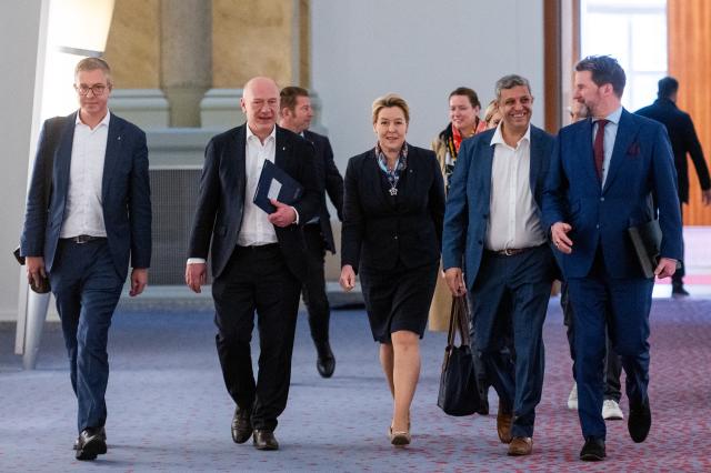 14 November 2025, Berlin: Stefan Evers (L-R), Senator for Finance in Berlin, Kai Wegner, Governing Mayor of Berlin, Franziska Giffey, Berlin Senator for Economics, Energy and Public Enterprises, Raed Saleh, parliamentary group leader of the SPD Berlin, and Dirk Stettner, parliamentary group leader of the CDU Berlin, arrive at a press conference of the coalition leaders on the use of funds from the special fund and refugee policy in Berlin. Photo: Christophe Gateau/dpa