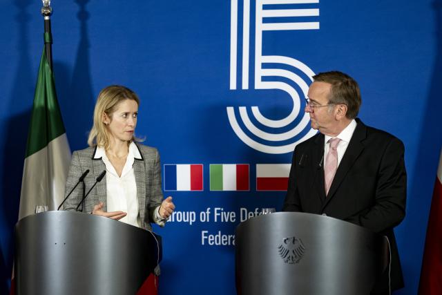 14 November 2025, Berlin: High Representative of the EU for Foreign Affairs and Security Policy Kaja Kallas (L) and German Minister of Defense Boris Pistorius attend a press conference of the Group of Five meeting at the Ministry of Defense. The German Minister of Defense meets with counterparts from France, Great Britain, Italy and Poland, as well as the High Representative of the European Union. Photo: Fabian Sommer/dpa