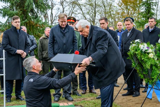 14 November 2025, Brandenburg, Lebus: Russian ambassador to Germany Sergej J. Netschajew (R) hands over a small coffin containing the mortal remains of a Soviet soldier who died in the Second World War to Joachim Kozlowski at the Soviet war cemetery. The German War Graves Commission in Brandenburg is fulfilling its humanitarian mission with the silent burial of 39 Soviet soldiers, which recovered from various locations in Brandenburg in recent years. Photo: Patrick Pleul/dpa