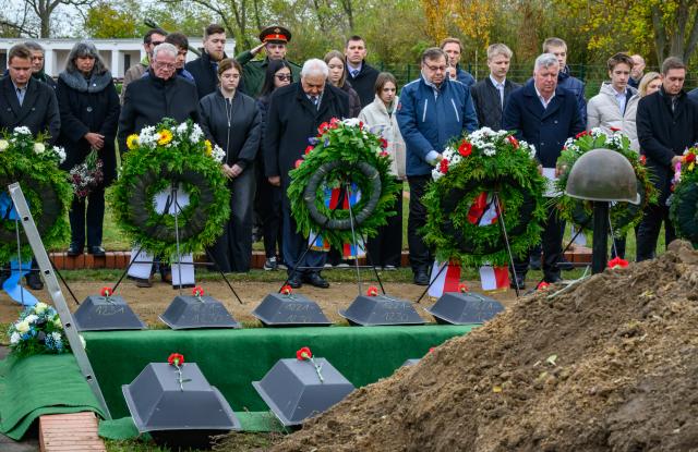 14 November 2025, Brandenburg, Lebus: Russian Ambassador to Germany Sergej J. Netschajew (c) takes part in the burial of Soviet soldiers who died in the Second World War at the Soviet war cemetery with District Administrator of the Maerkisch-Oderland district Gernot Schmidt (3rd r) and other people. The German War Graves Commission in Brandenburg is fulfilling its humanitarian mission with the silent burial of 39 Soviet soldiers, which recovered from various locations in Brandenburg in recent years. Photo: Patrick Pleul/dpa