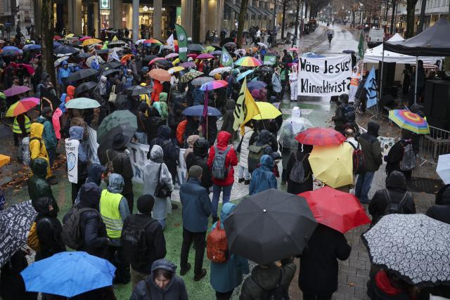 14 November 2025, Hamburg: Supporters of the climate movement Fridays for Future (FFF) take part in a demonstration on Moenckebergstrasse in Hamburg city center. Photo: Christian Charisius/dpa