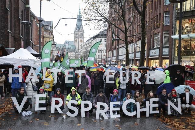 14 November 2025, Hamburg: Supporters of the climate movement Fridays for Future (FFF) hold letters with the slogan "Keep your promises!" during a demonstration on Moenckebergstrasse in Hamburg city center. Photo: Christian Charisius/dpa