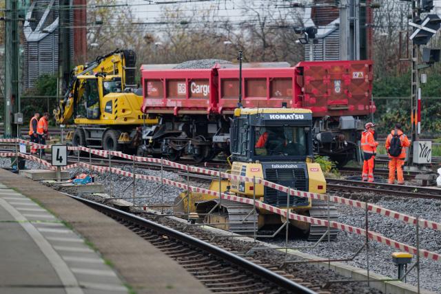 14 November 2025, North Rhine-Westphalia, Cologne: Construction workers begin work at Cologne Central Station before the closure. The main station will be almost completely closed for ten days to work on the new electronic interlocking system, as announced by Deutsche Bahn. Photo: Henning Kaiser/dpa