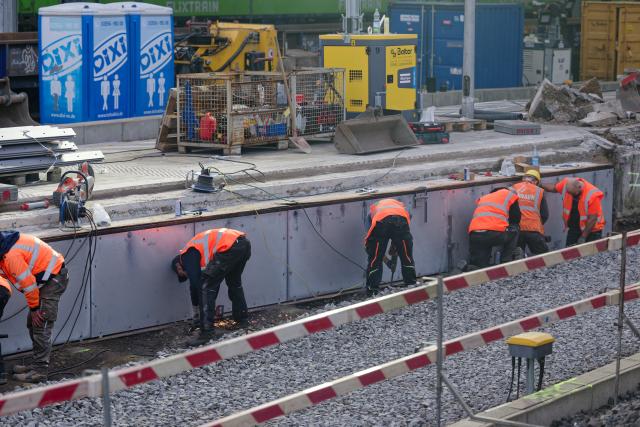 14 November 2025, North Rhine-Westphalia, Cologne: Construction workers begin work at Cologne Central Station before the closure. The main station will be almost completely closed for ten days to work on the new electronic interlocking system, as announced by Deutsche Bahn. Photo: Henning Kaiser/dpa