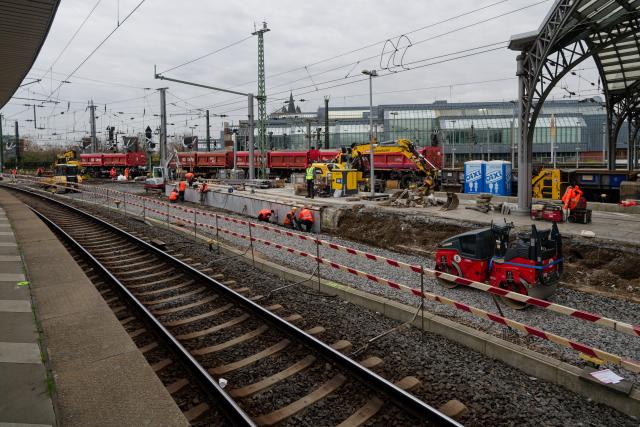 14 November 2025, North Rhine-Westphalia, Cologne: Construction workers begin work at Cologne Central Station before the closure. The main station will be almost completely closed for ten days to work on the new electronic interlocking system, as announced by Deutsche Bahn. Photo: Henning Kaiser/dpa