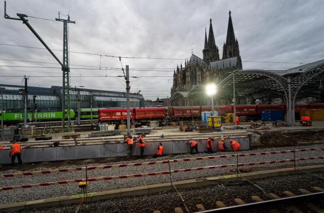 14 November 2025, North Rhine-Westphalia, Cologne: Construction workers begin work at Cologne Central Station before the closure. The main station will be almost completely closed for ten days to work on the new electronic interlocking system, as announced by Deutsche Bahn. Photo: Henning Kaiser/dpa
