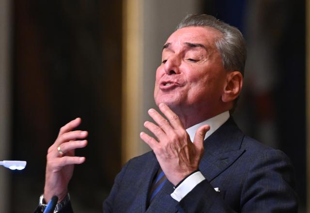 14 November 2025, Hesse, Frankfurt/Main: Chairman of the Werner Holzer Institute Michel Friedman speaks in the Kaisersaal of the Roemer during the award ceremony for the Werner Holzer Prize for Foreign Journalism. Photo: Arne Dedert/dpa