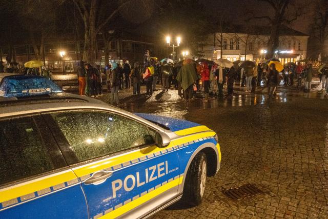 14 November 2025, Mecklenburg-Western Pomerania, Greifswald: People take part in a demonstration in the form of a lantern procession by Fridays for Future. Photo: Stefan Sauer/dpa