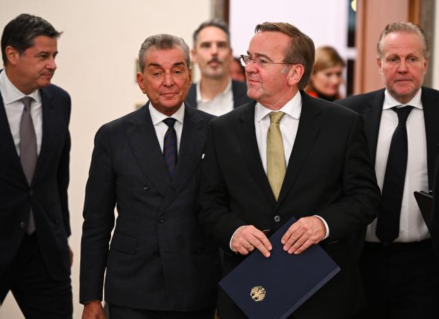 14 November 2025, Hesse, Frankfurt/Main: (L-R) German entrepreneur Christian Seifert, Chairman of the Werner Holzer Institute Michel Friedman, German Minister of Defense Boris Pistorius and Philip Holzer attend the award ceremony for the Werner Holzer Prize for Foreign Journalism at the Roemer. Photo: Arne Dedert/dpa
