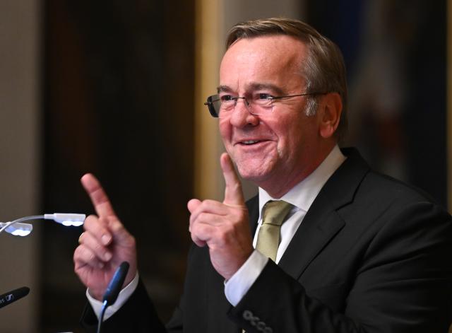 14 November 2025, Hesse, Frankfurt/Main: German Minister of Defense Boris Pistorius speaks in the Kaisersaal of the Roemer during the award ceremony for the Werner Holzer Prize for Foreign Journalism. Photo: Arne Dedert/dpa