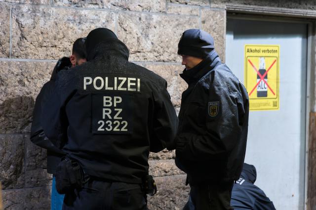 14 November 2025, Hamburg: Federal Police officers carry out checks at Hamburg Central Station, as part of a nationwide focus on train stations with a history of violence. Photo: Marcus Golejewski/dpa