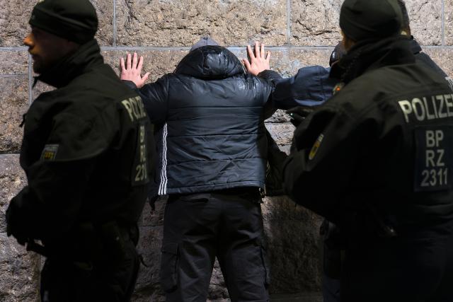 14 November 2025, Hamburg: Federal Police officers carry out checks at Hamburg Central Station, as part of a nationwide focus on train stations with a history of violence. Photo: Marcus Golejewski/dpa