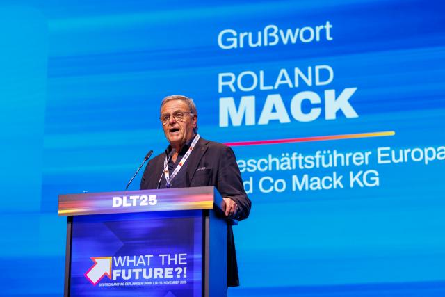 14 November 2025, Baden-Wuerttemberg, Rust: Managing Partner of Europa-Park Roland Mack speaks during the Start of the Junge Union (JU) Germany congress in Rust. The Junge Union Deutschlands (JU) is the youth organization of the Christian Democratic Union of Germany (CDU) and Christian Social Union in Bavaria (CSU). Photo: Philipp von Ditfurth/dpa