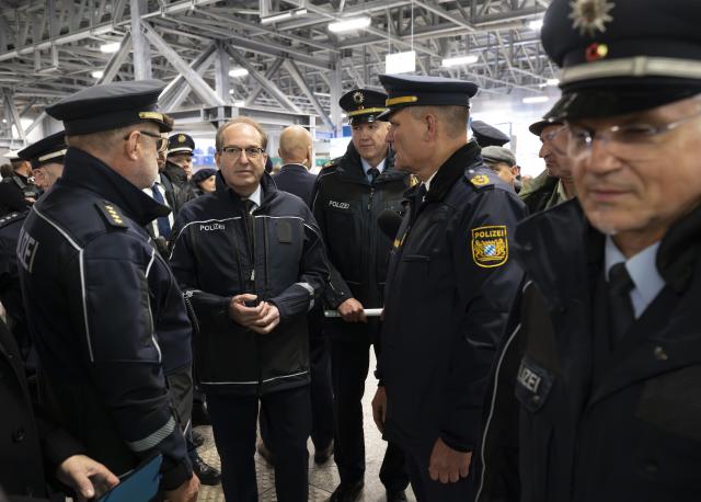 14 November 2025, Bavaria, Munich: German Minister of the Interior Alexander Dobrindt (C) finds out about the Federal Police's priority operation at Munich Central Station. To combat violent crime, the Federal Police will be carrying out priority operations at various train stations in Germany from November 14 to 16. Photo: Peter Kneffel/dpa