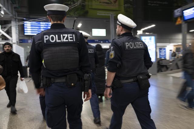 14 November 2025, Bavaria, Munich: Police officers walk through the hall during a Federal Police priority operation at Munich Central Station. To combat violent crime, the Federal Police will be carrying out priority operations at various train stations in Germany from November 14 to 16. Photo: Peter Kneffel/dpa